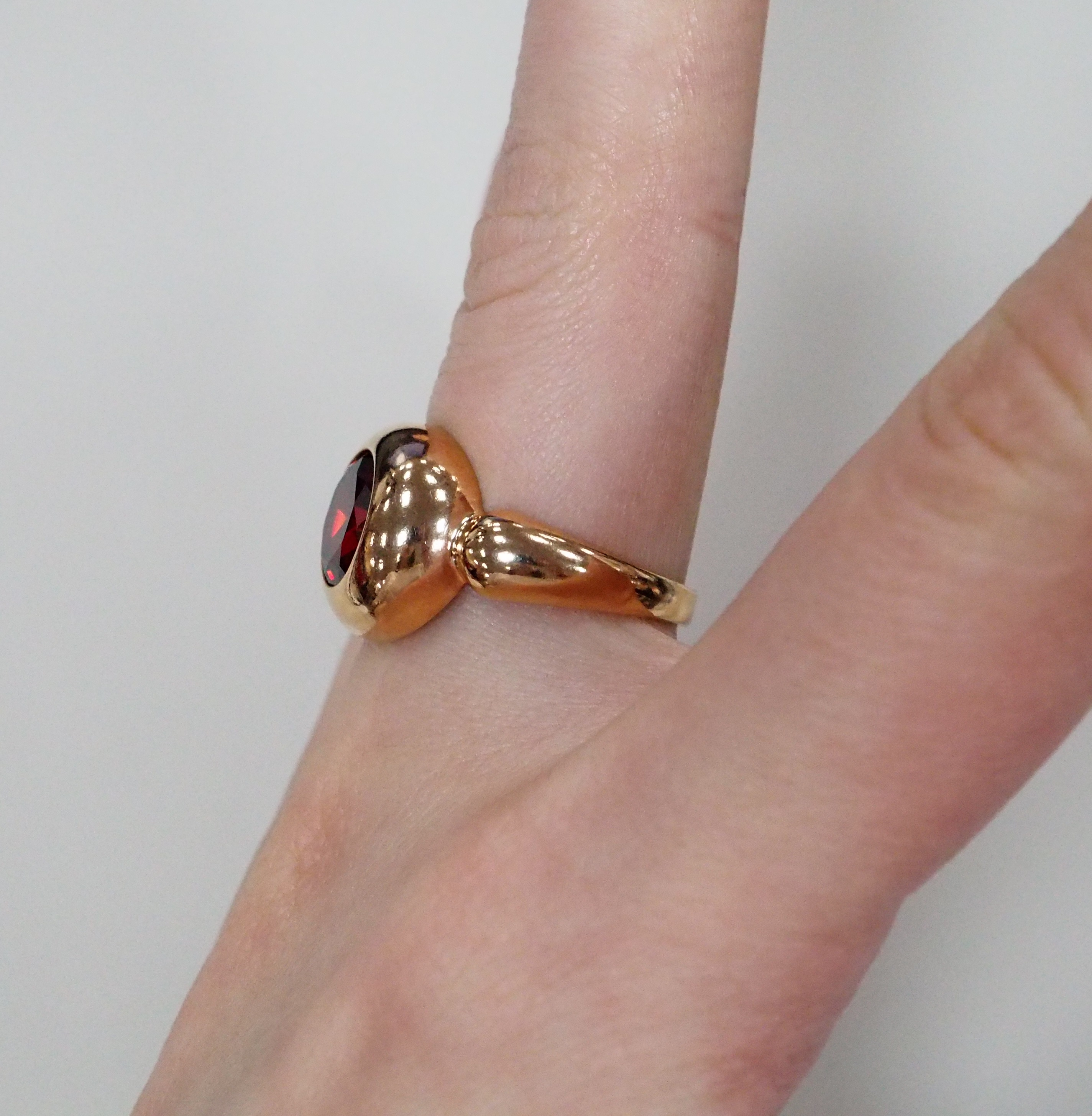 Серебряное кольцо 925 пробы; вставки 1 Пл. Кварц цв. гранат;